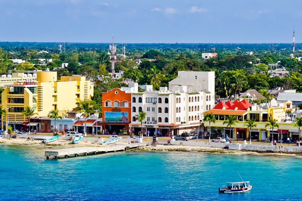 Vista superior del horizonte costero en el puerto de Cozumel