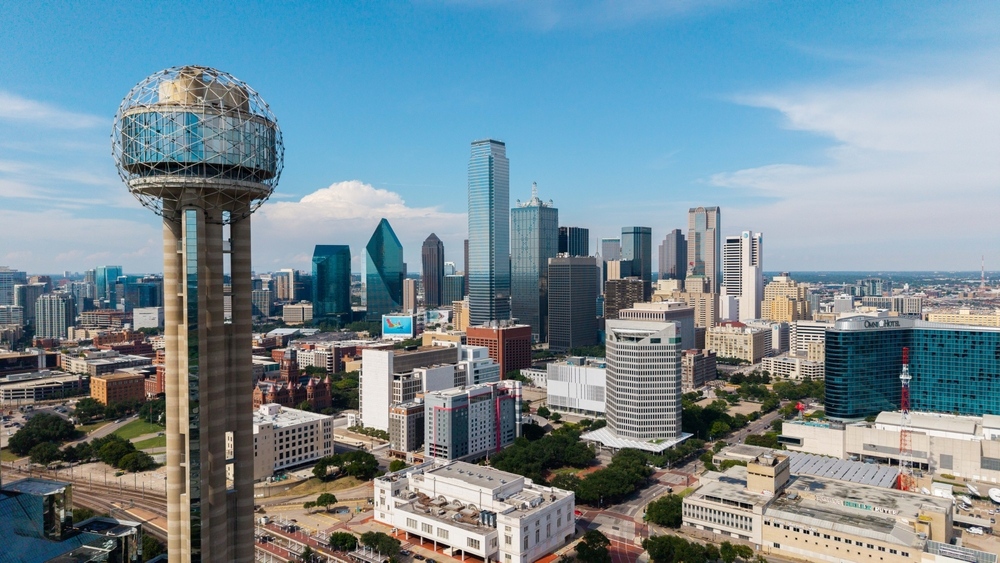 Vista aérea de la Reunion Tower de 561 pies de altura construida en 1978. Uno de los lugares famosos más reconocibles de la ciudad.