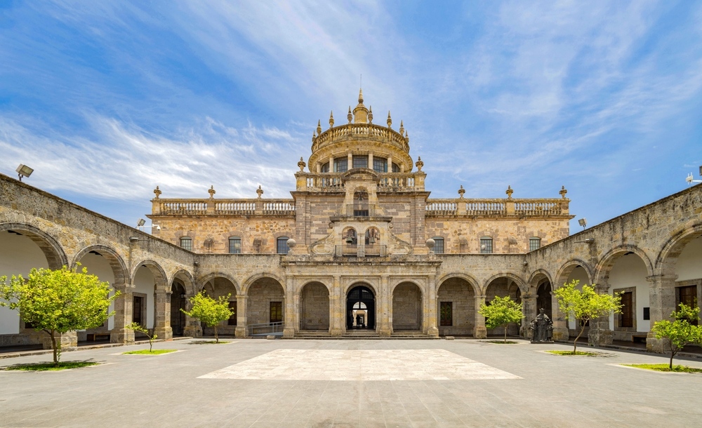 Hospicio Cabañas, en Guadalajara, durante un día soleado.