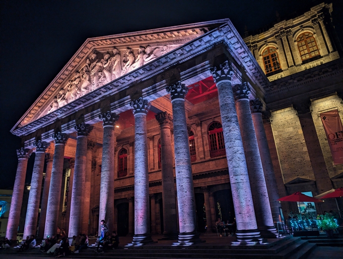 Teatro Degollado, en Guadalajara, iluminado durante el anochecer.