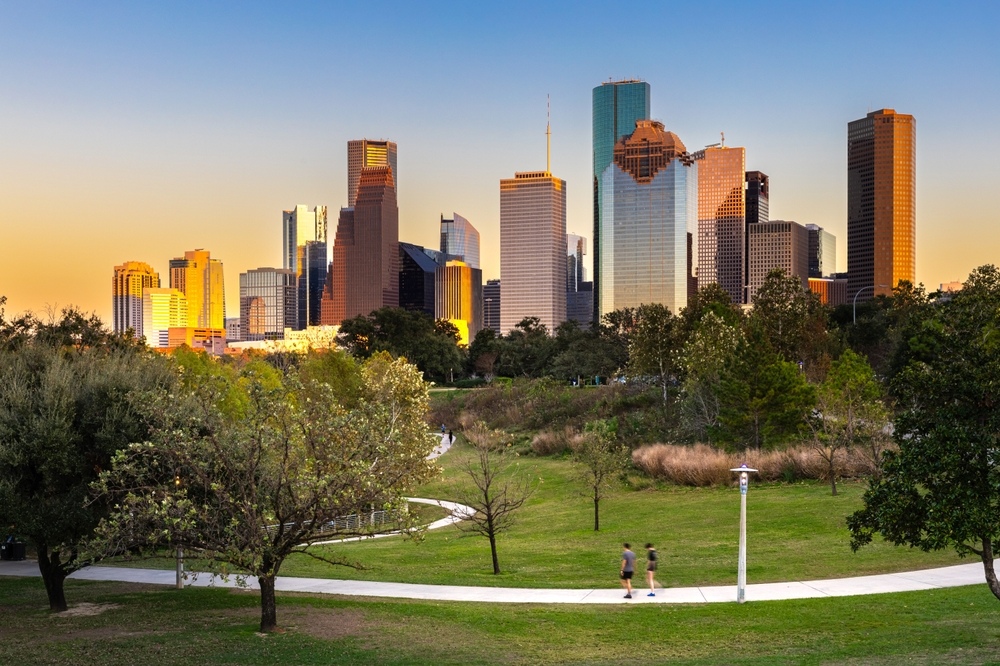 Houston Downtown ciudad de negocios moderna con rascacielos paisaje de la ciudad con vista al parque desde el centro de Buffalo Bayou.