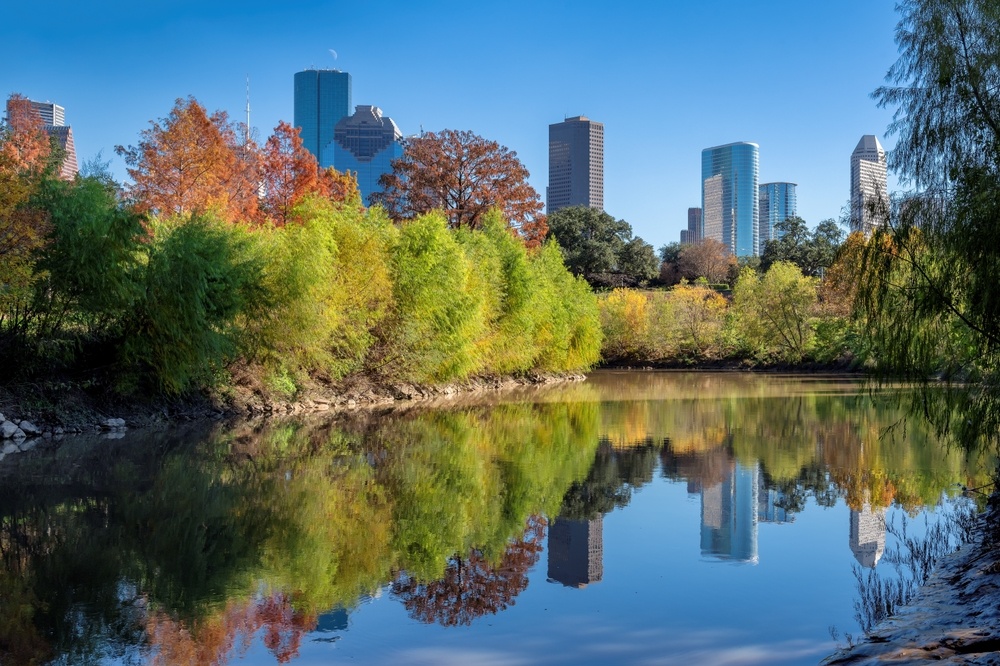 Skyline Houston al soleado día de otoño en Buffalo Bayou Park, Texas, EE.UU.