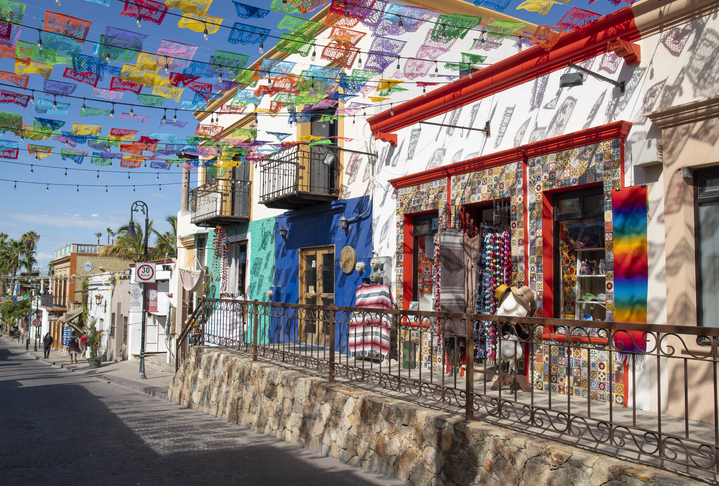 Coloridos banderines mexicanos decoran las calles del centro comercial de San José del Cabo.