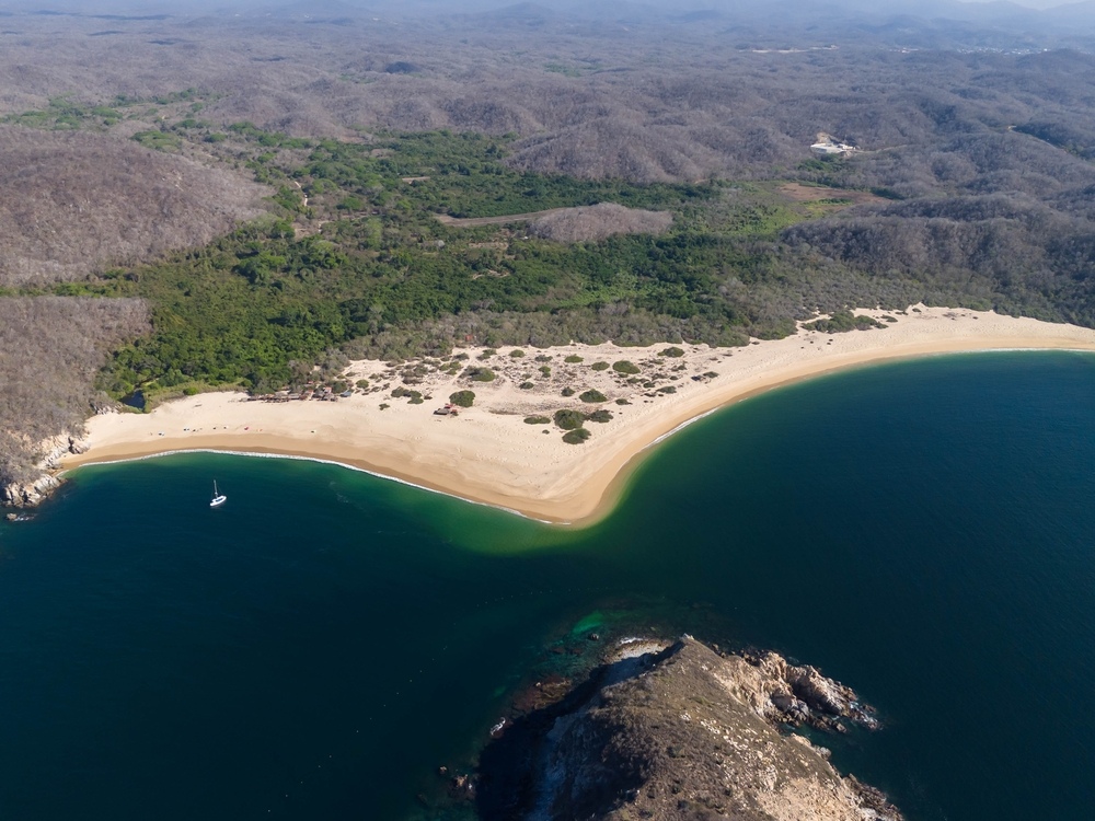 Vista aérea de la Bahía de Cacaluta, en Huatulco.