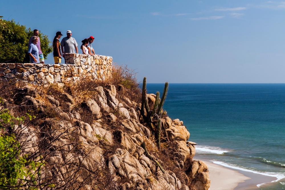 Personas admiran el horizonte en el mirador Copalita, Huatulco.