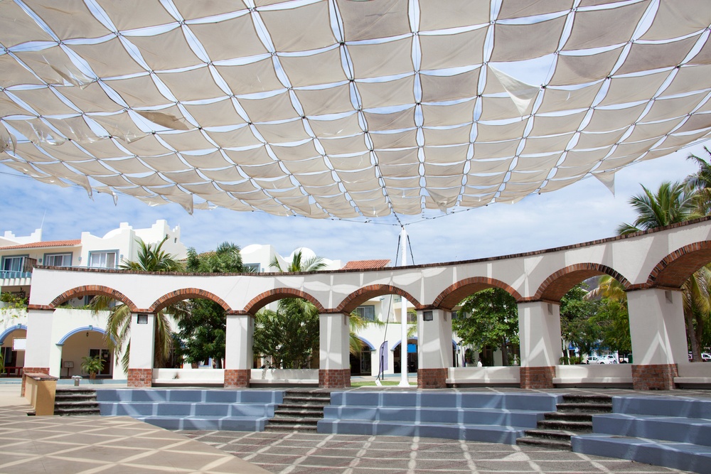 Estructura de entretenimiento en la plaza de la Bahía de Santa Cruz, Huatulco.
