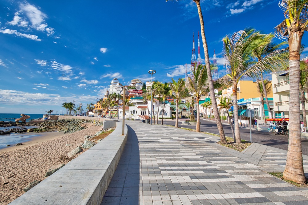 El Malecón de Mazatlán en un día soleado.
