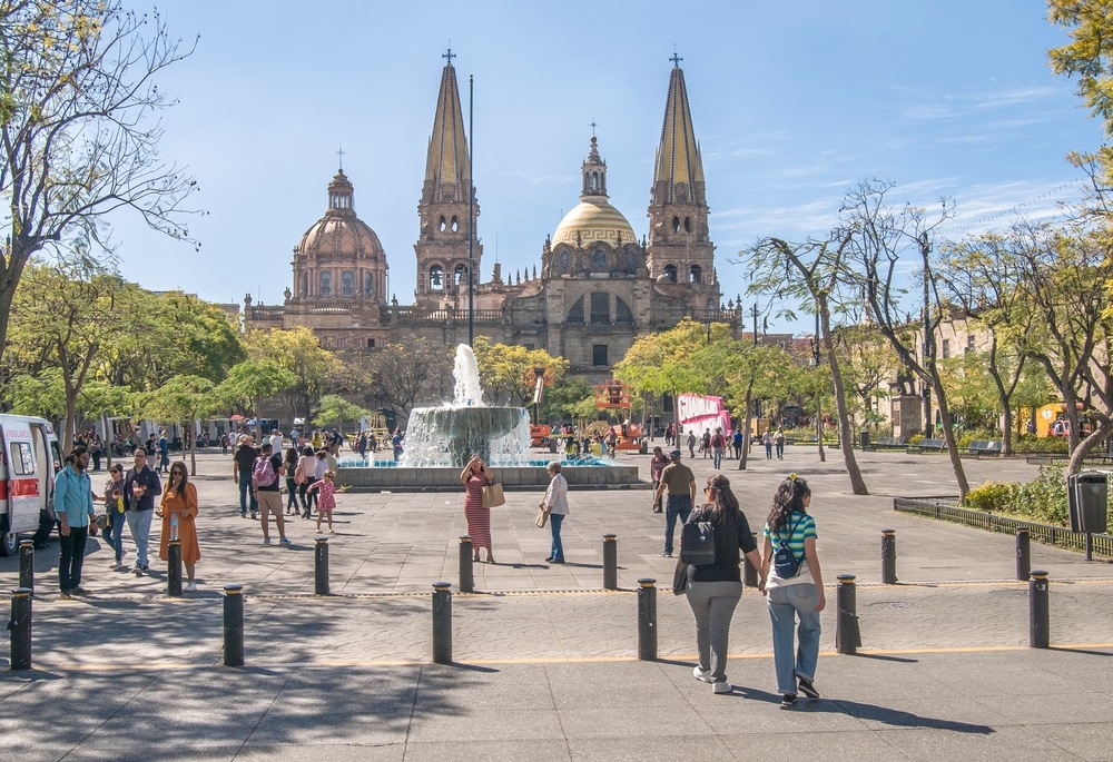Personas caminando por la hermosa ciudad y su centro histórico, como parte del creciente turismo en la ciudad con la catedral de fondo