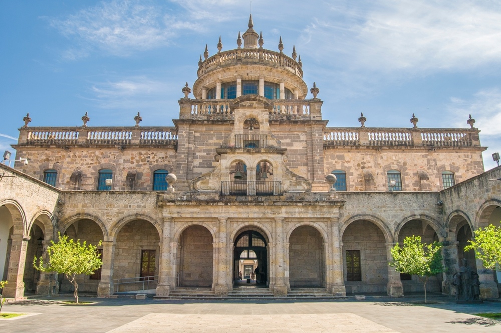 Vista frontal del Hospicio Cabañas en la ciudad de Guadalajara. Ubicado en el área de San Juan de Dios. Bajo unas vacaciones soleadas con cielo azul