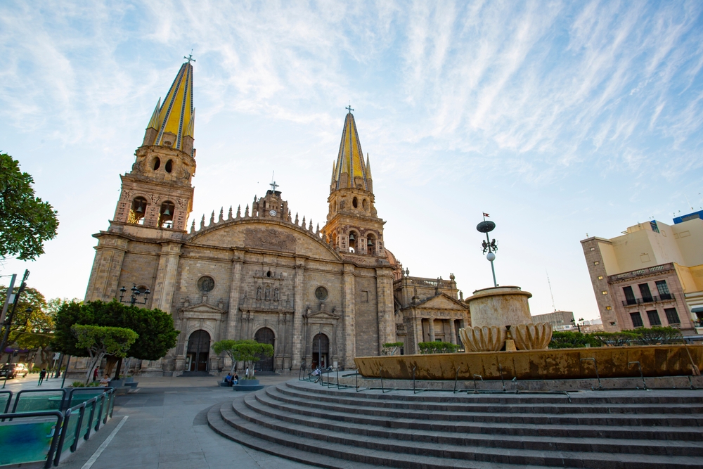 Imágenes de la parroquia El Sagrario Metropolitano junto a la Plaza de la Liberación y la Rotonda de los Jaliscienses Ilustres