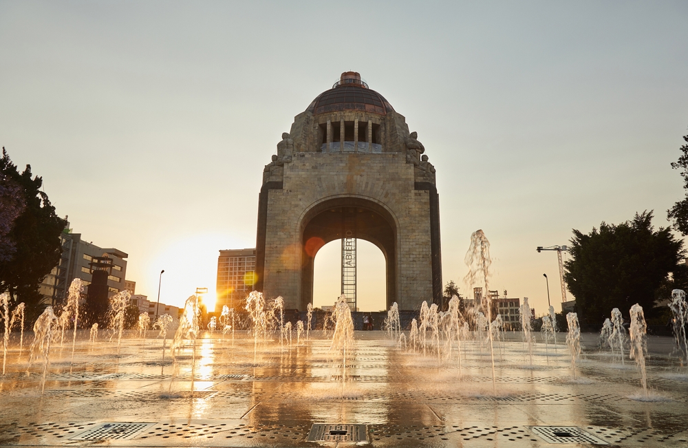 Ciudad de México, puesta de sol en el Monumento a la Revolución en Plaza República.