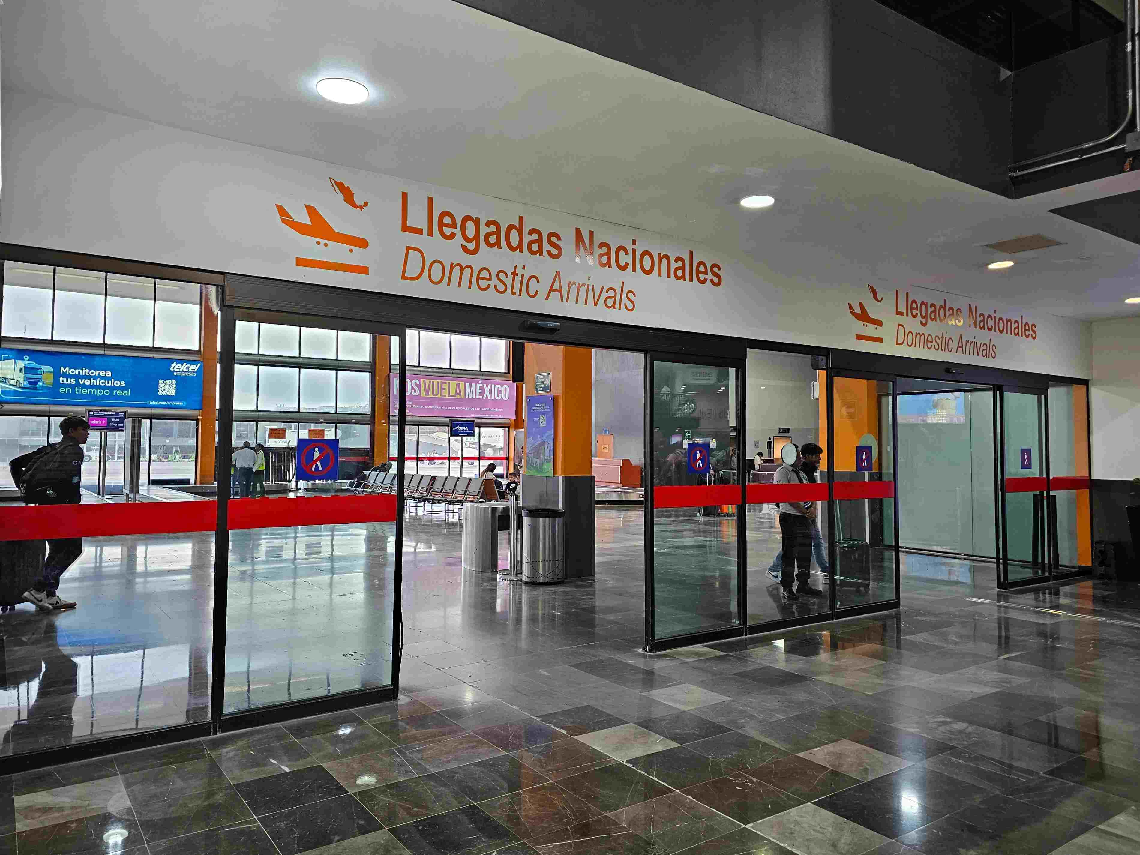 Salas de salida, llegada y check-in en el Aeropuerto Internacional de Monterrey, Nuevo León, México