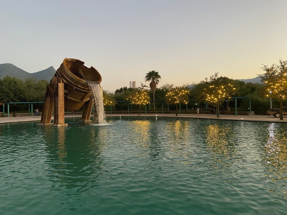 El Parque Fundidora es un parque urbano ubicado en la ciudad mexicana de Monterrey, construido en lo que una vez fueron los terrenos de la Fundición de Monterrey.