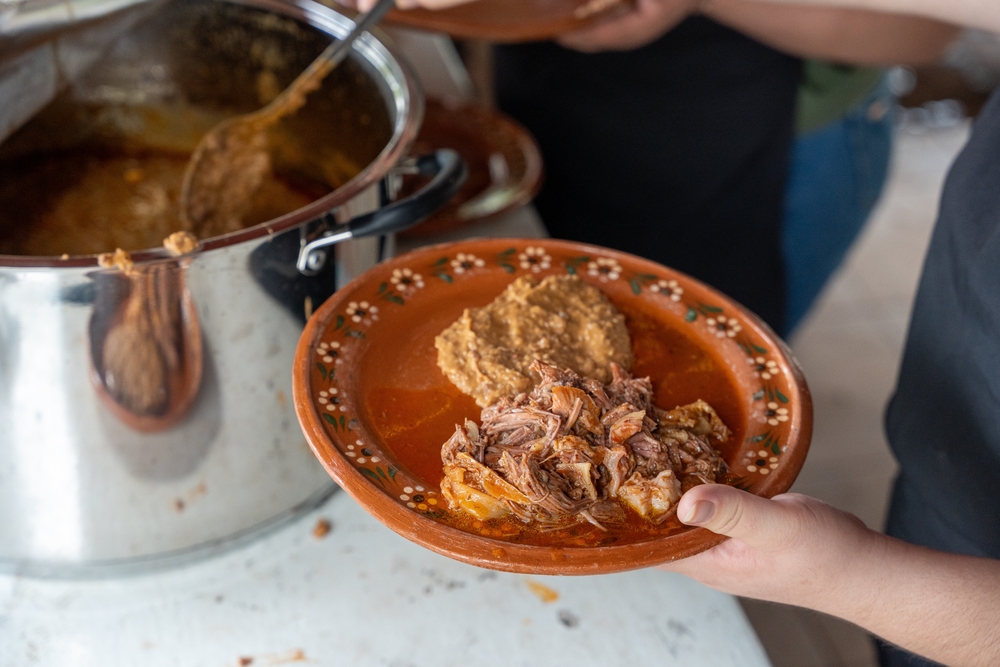 Tatemada birria servida en un puesto tradicional en el mercado central de Guadalajara, Jalisco, México.