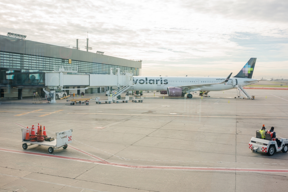 Avión de Volaris estacionado en el Aeropuerto de Tijuana.