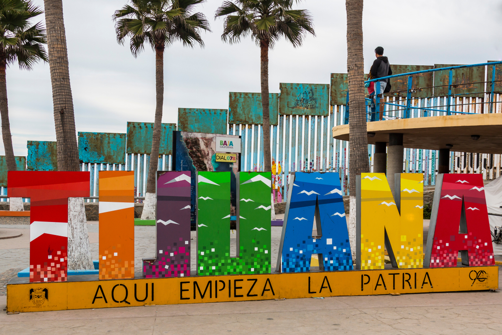 Colorido cartel de Tijuana con letrero “aquí empieza la patria” en el malecón.