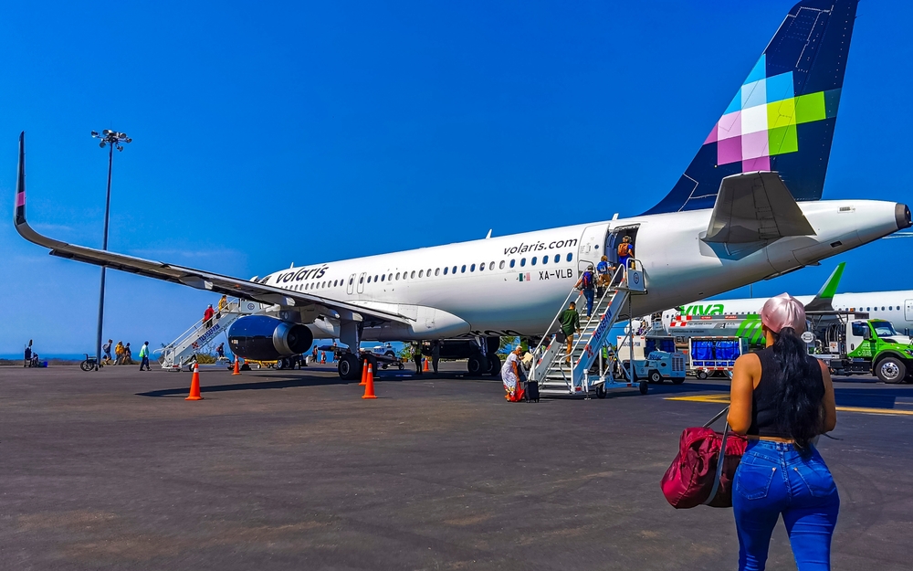 Pasajeros subiendo a un avión de Volaris.