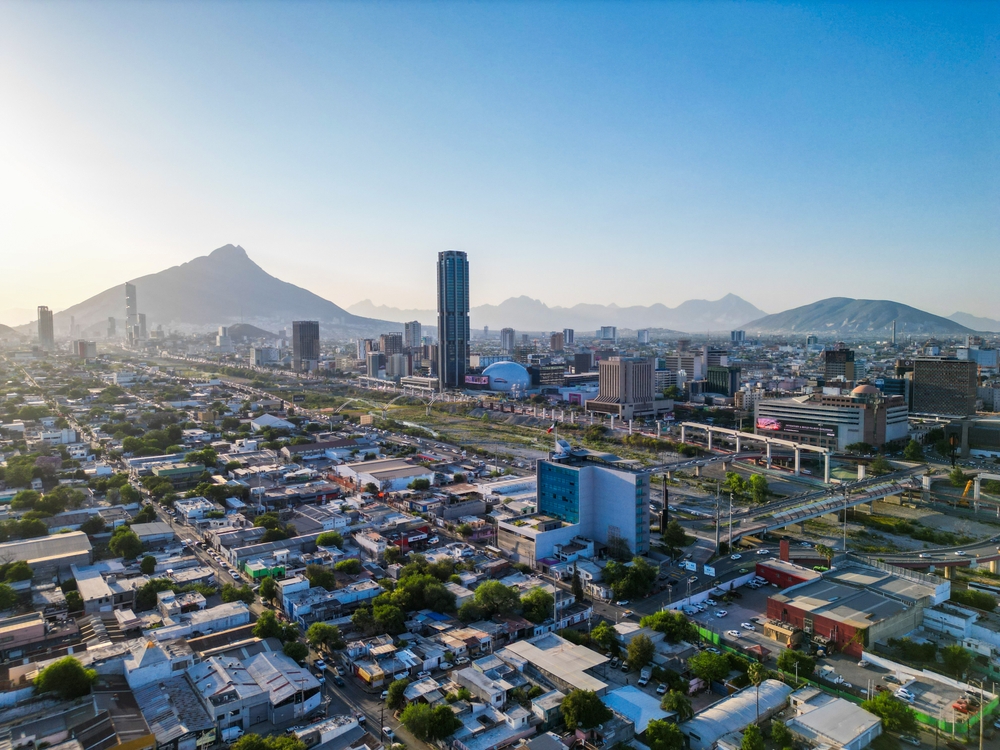 Vista panorámica de la ciudad de Monterrey con hermosas montañas. Sierra Las Mitras y Cerro Topo Chico al fondo