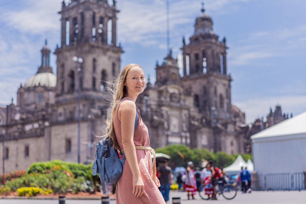 Turista frente a la Catedral Metropolitana de la Ciudad de México.