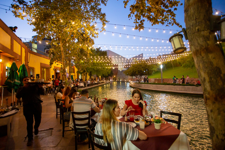Varias personas disfrutan del atardecer en los bares de Paseo Santa Lucía.