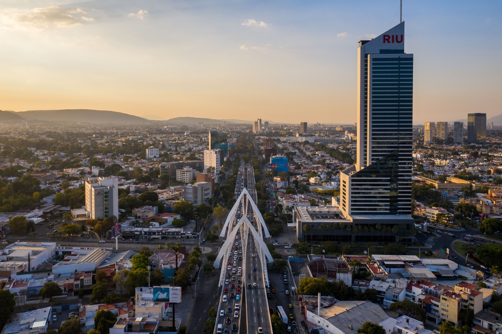 Plaza en Guadalajara, Puente Matus Remus Bridge. Vista de drones