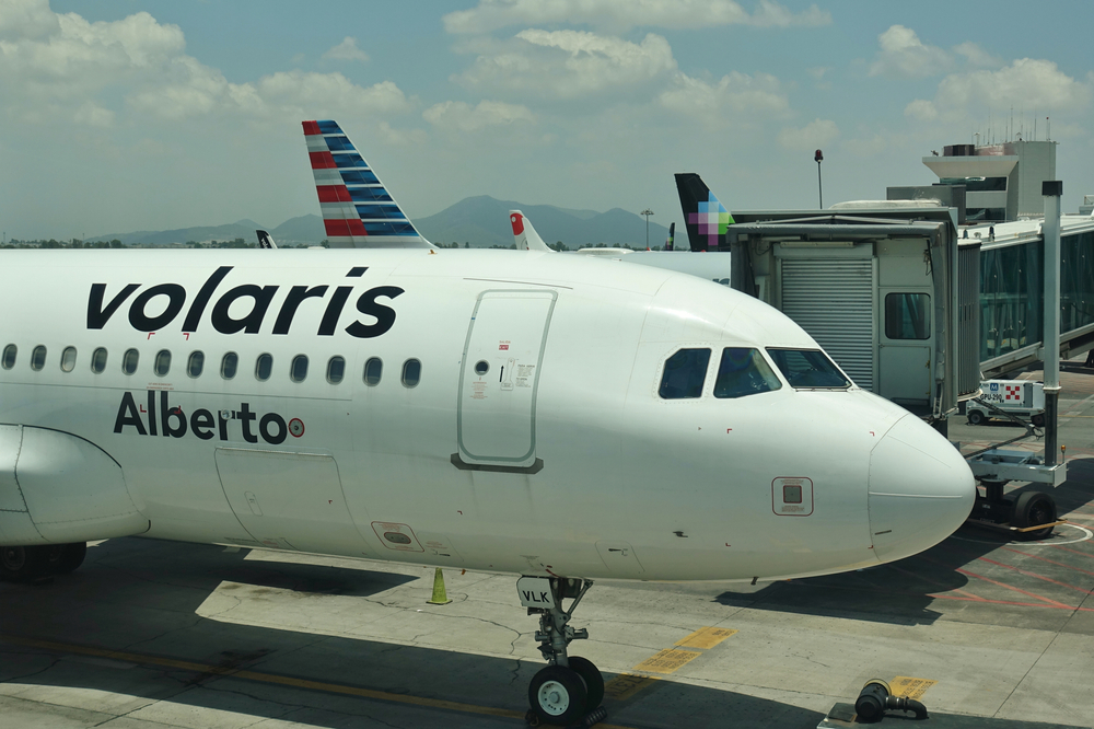 Avión de Volaris llegando a Guadalajara
