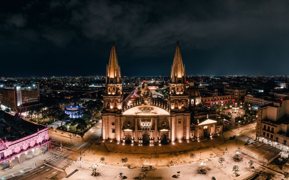 Una perspectiva Aéreas de la histórica Catedral de Guadalajara, Jalisco, México, iluminada en la noche