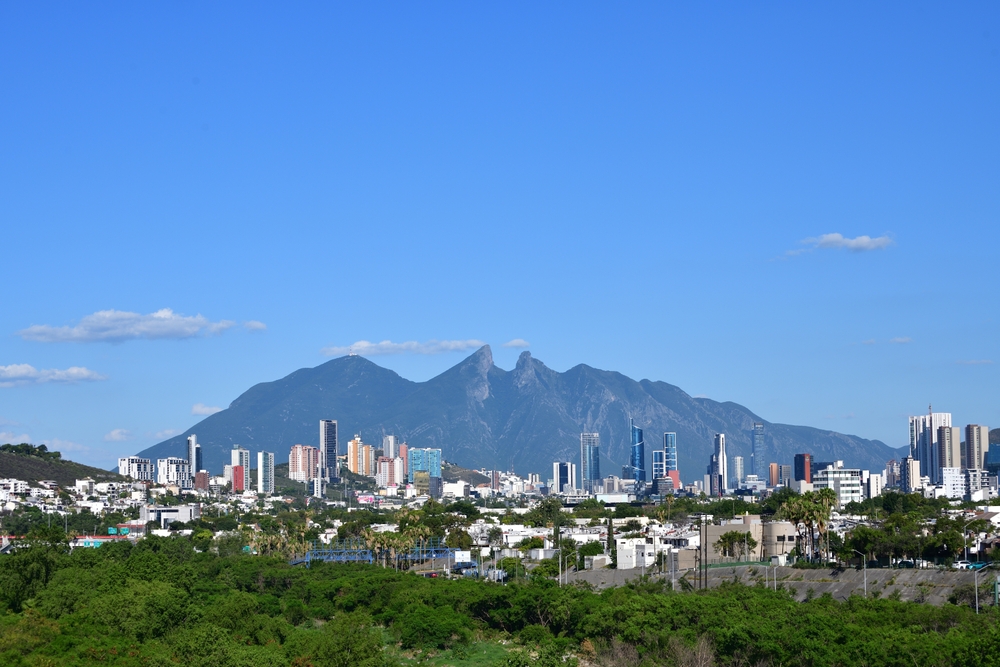 Famosa montaña icónica "Cerro de la Silla" en un día soleado.