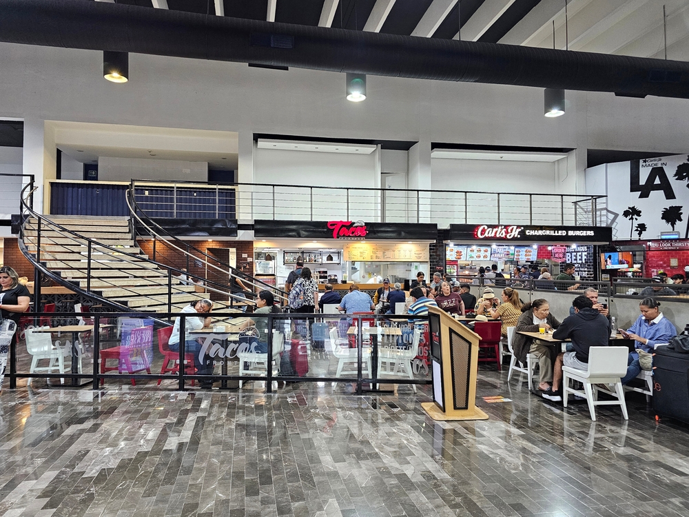 Locales gastronómicos dentro del Aeropuerto de Monterrey.
