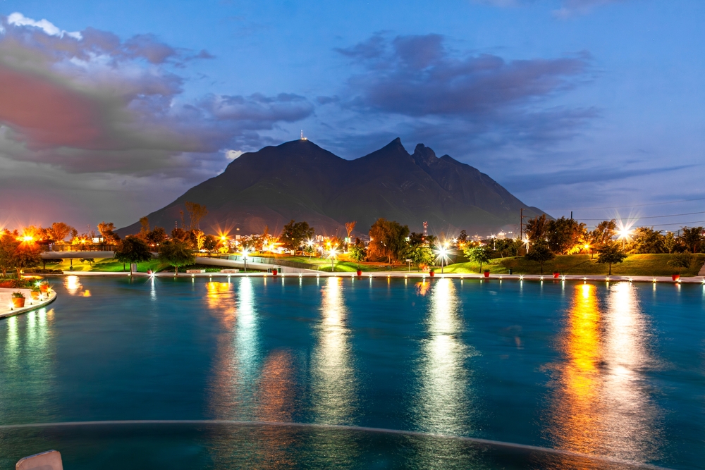 El Paseo de Santa Lucía de noche.
