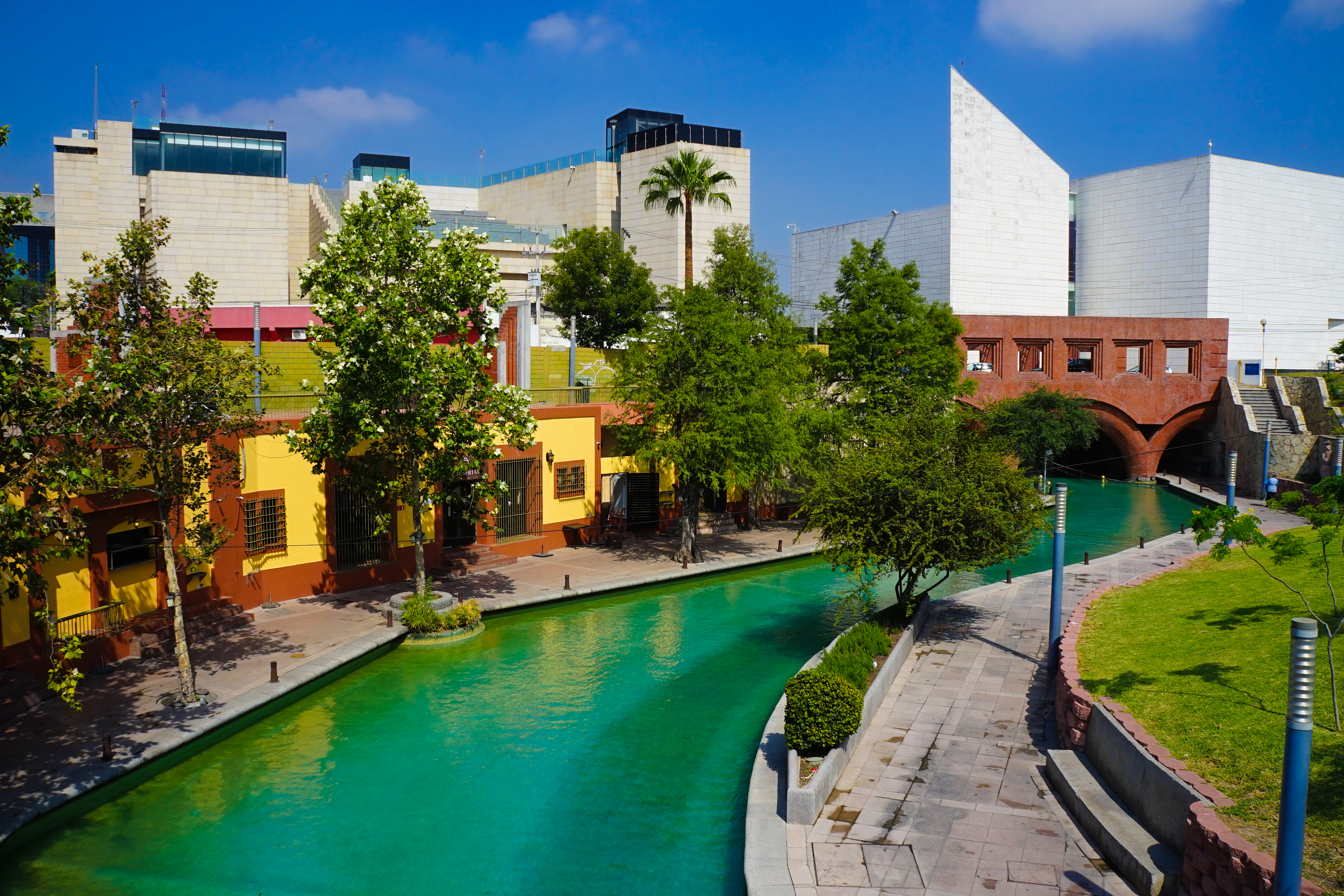 vista del Paseo Santa Lucía en Monterrey, Nuevo León, México.