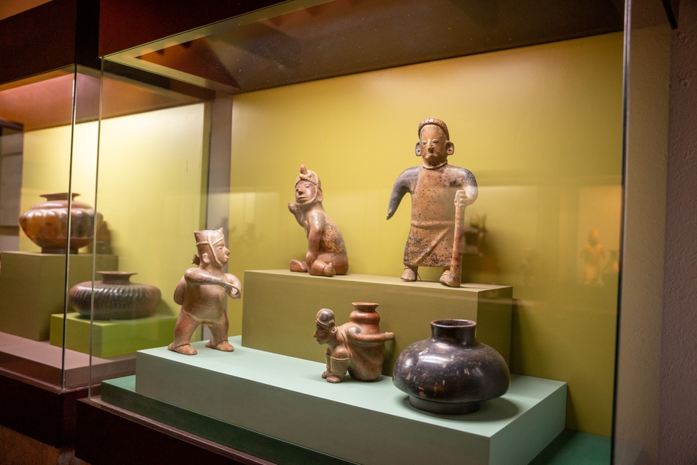 Figuras de arcilla prehispánica de personas antiguas en el museo universitario regional de Alejandro Rangel Hidalgo, cachorros bailarines de Colima