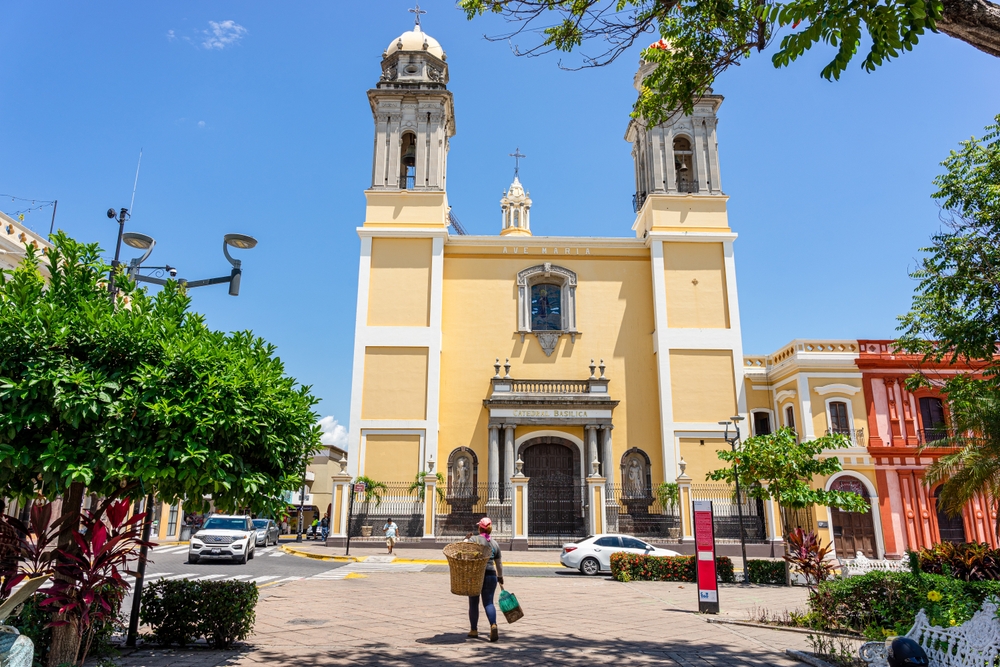 Iglesia colonial y palacio de gobierno de Colima. Jardín Central en Colima.