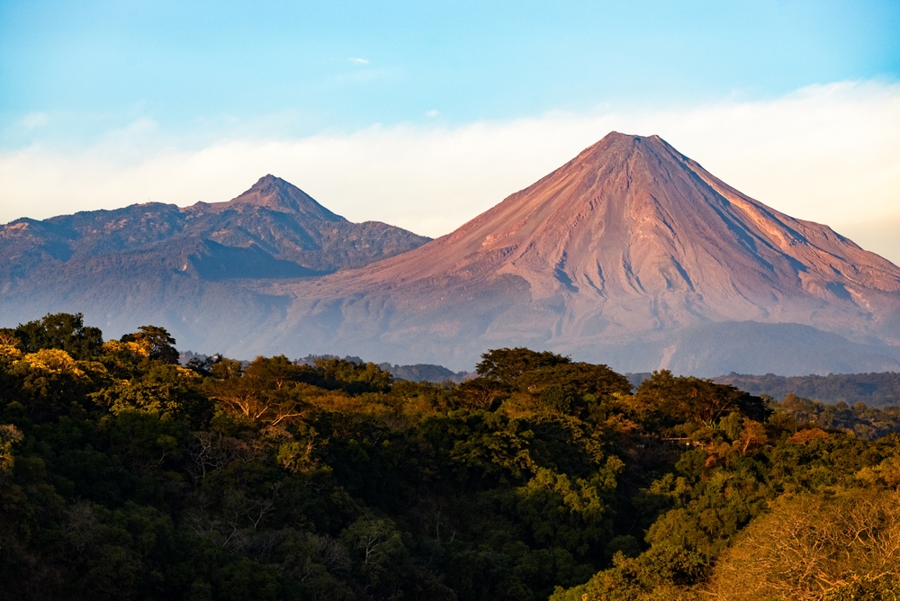 Una vista impresionante de dos volcanes majestuosos en Colima