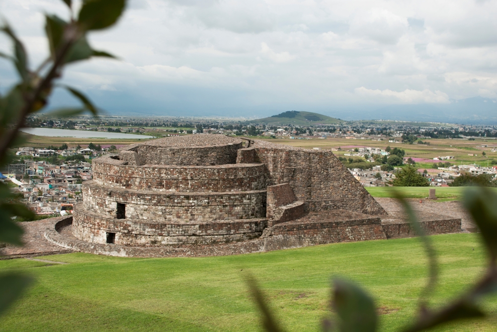 Pirámide circular en el sitio arqueológico de Calixtlahuaca. Toluca, México.