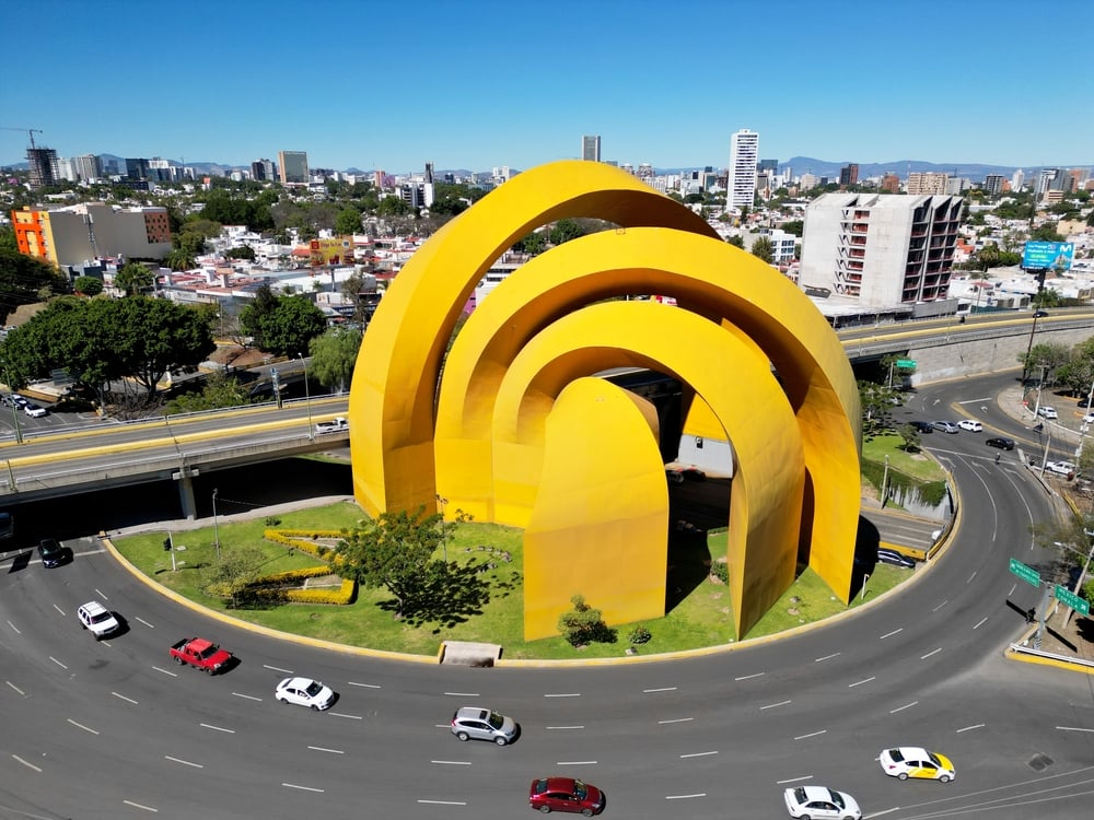 Guadalajara, México - Horizontal vista de drones de los arcos del milenio en la rotonda.
