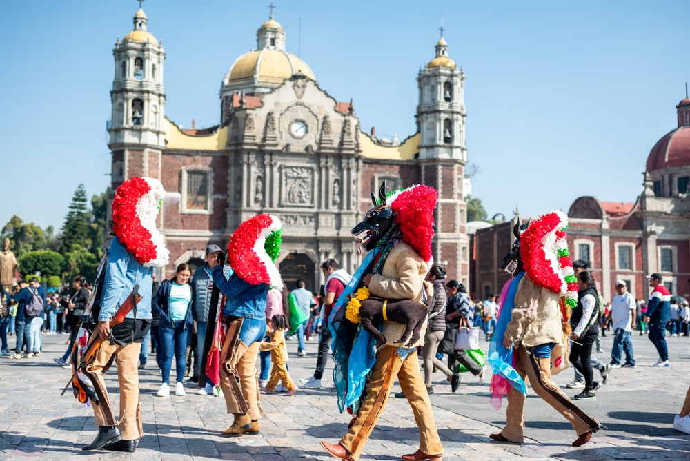 Danza tradicional Tlacololeros en la Basílica de Guadalupe.