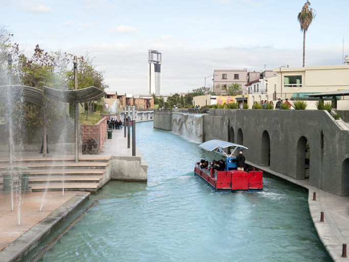 Botes navegan por los canales del Paseo Santa Lucía.