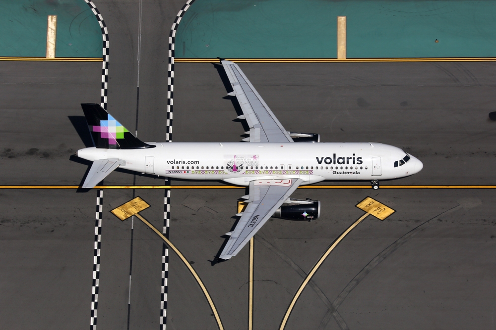 Avión de Volaris en la pista del aeropuerto LAX, visto desde arriba.