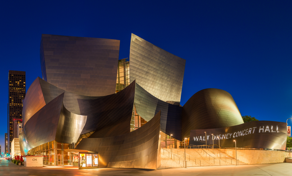 Exterior del Walt Disney Concert Hall en Los Angeles, iluminado al anochecer.