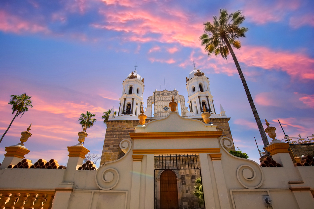 Guadalajara, pictures and colorful streets of Tlaquepaque during a high tourist season.