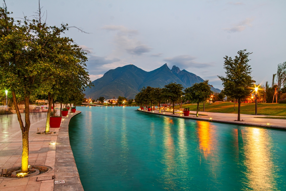 Paseo Santa Lucía, iluminado al atardecer, con el Cerro de la Silla de fondo.