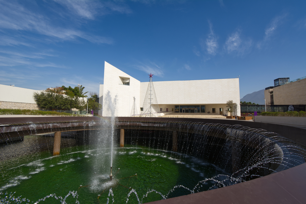 Represa de aguas danzantes frente al Museo de Historia Mexicana.