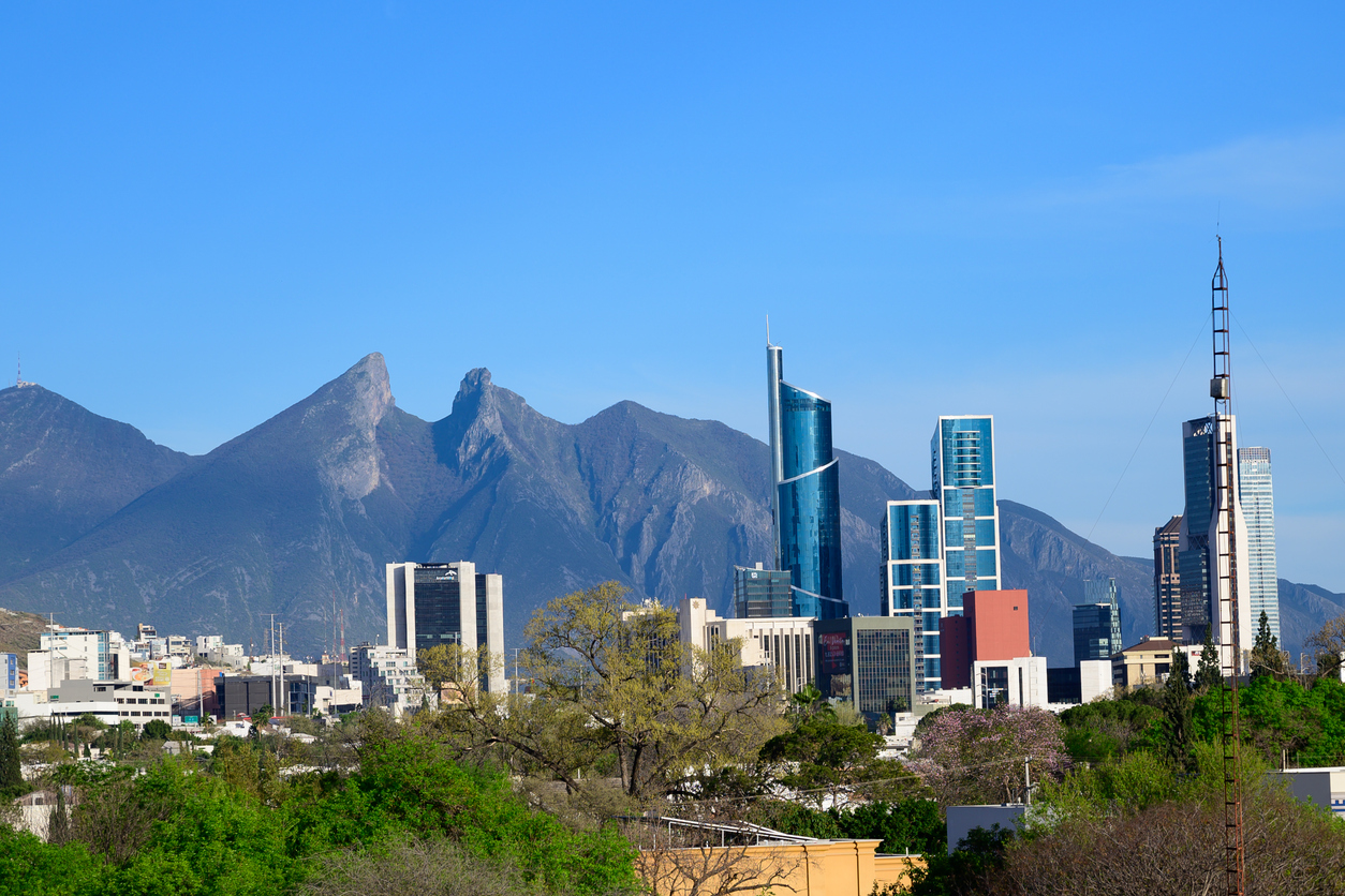 Vista aérea del Instituto de Tecnología y Cursos Superiores de Monterrey, con el Cerro de la Silla de fondo.