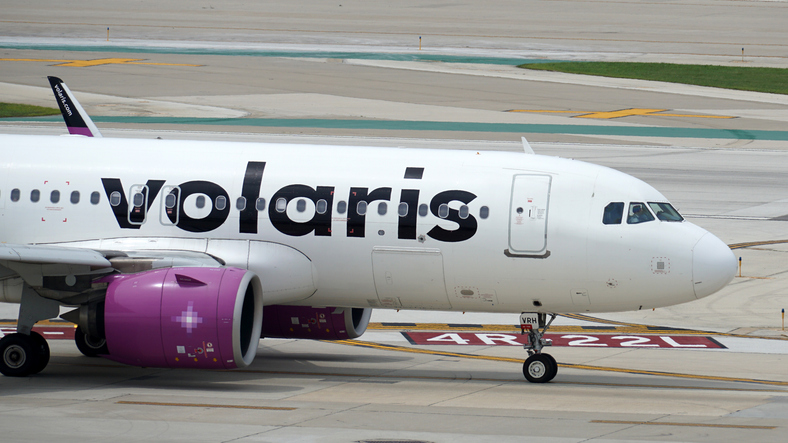 Frente de un avión de Volaris en la pista de aterrizaje.