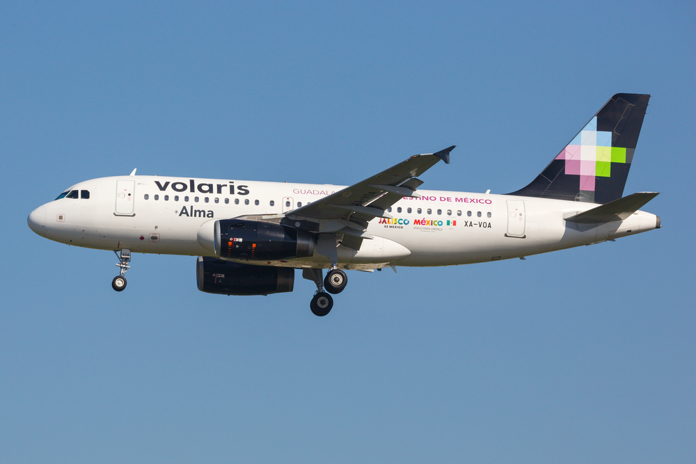 Avión de Volaris “Alma” sobrevolando un cielo azul.