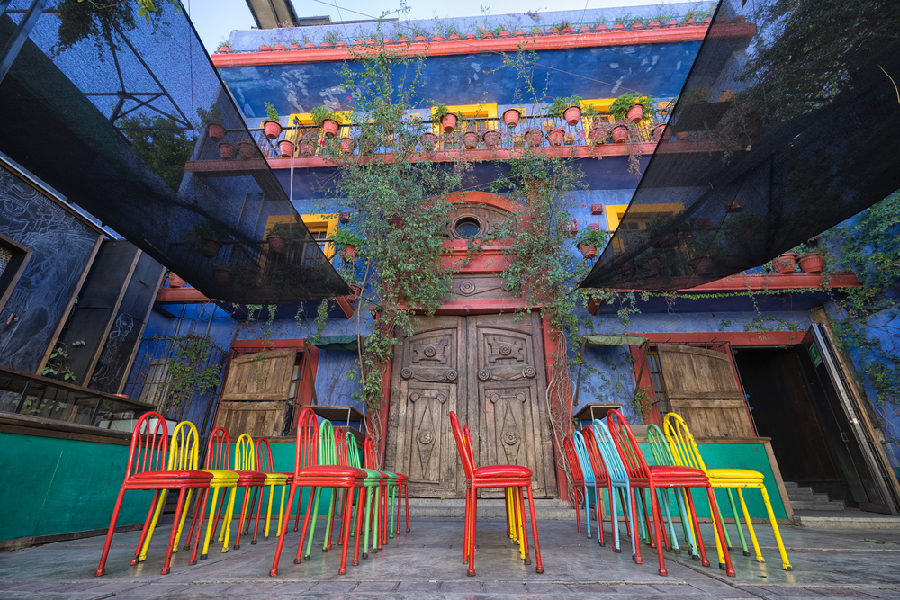 Coloridas sillas y fachada de un bar en el Barrio Antiguo de Monterrey.