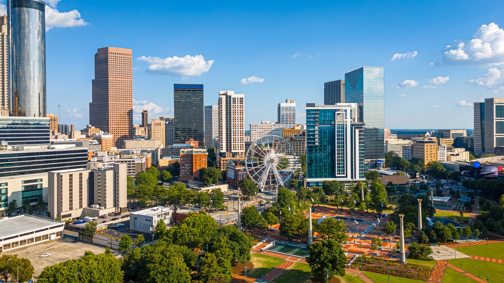 Vista panorámica de los rascacielos de la ciudad de Atlanta en un día soleado.