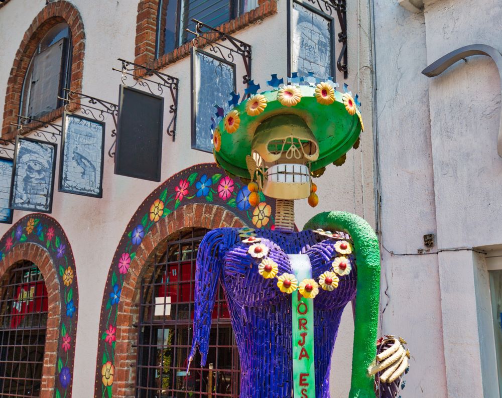 Tlaquepaque scenic streets during a peak tourist season