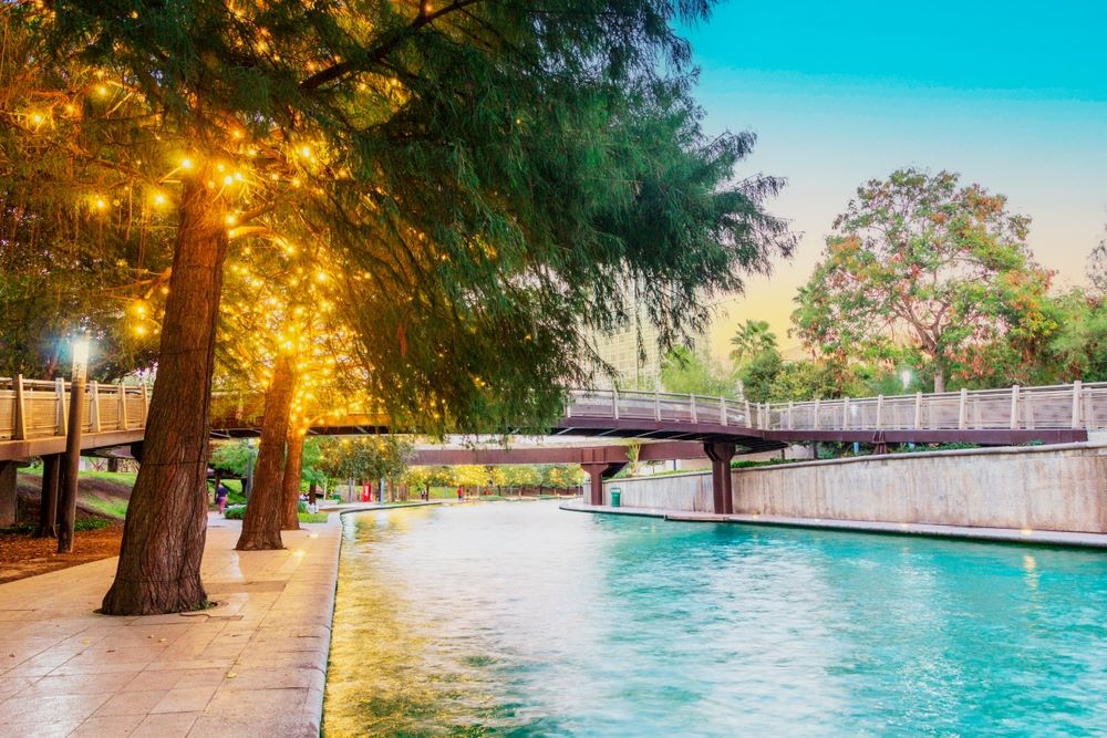 Exterior side view of the Santa Lucía River at sunset, belonging to Fundidora Park